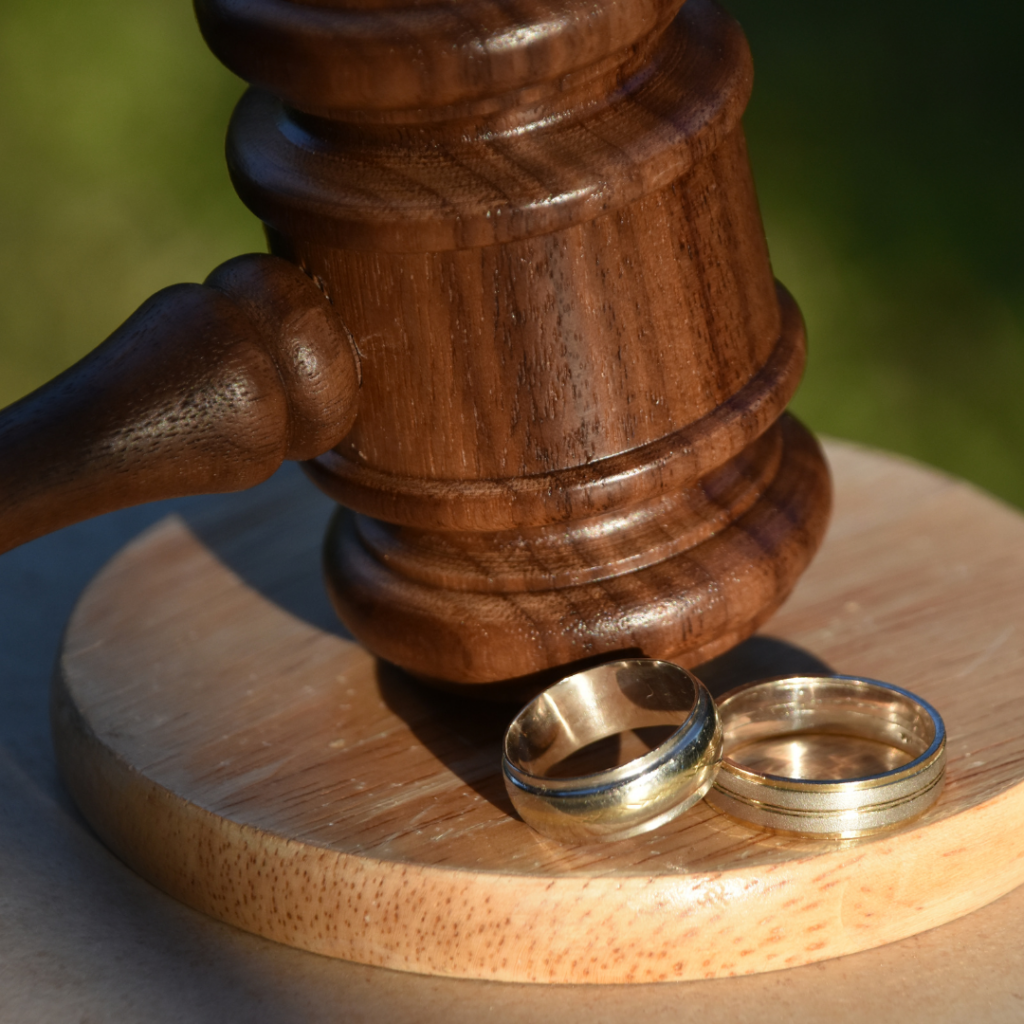 obrączki młotek sędziowski Tłumaczenia przysięgłe w Poznaniu - dogadamycie.pl