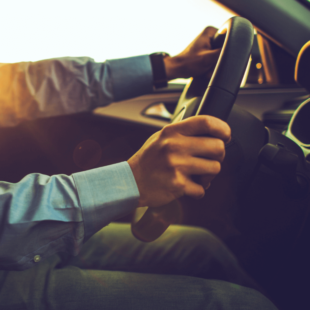 kierowca trzyma kierownicę samochodu mężczyzna Tłumaczenia przysięgłe we Wrocławiu - dogadamycie.pl