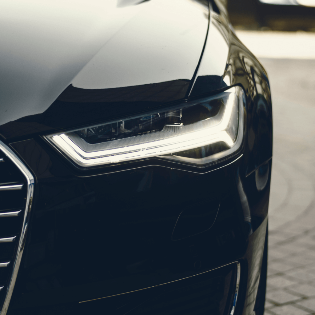 reflektor czarnego luksusowego samochodu tłumaczenia przysięgłe w warszawie - dogadamycie.pl