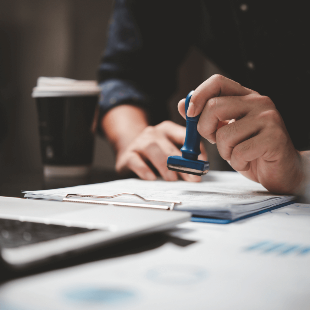 przybijanie pieczątki na dokumencie tłumaczenia przysięgłe w warszawie - dogadamycie.pl