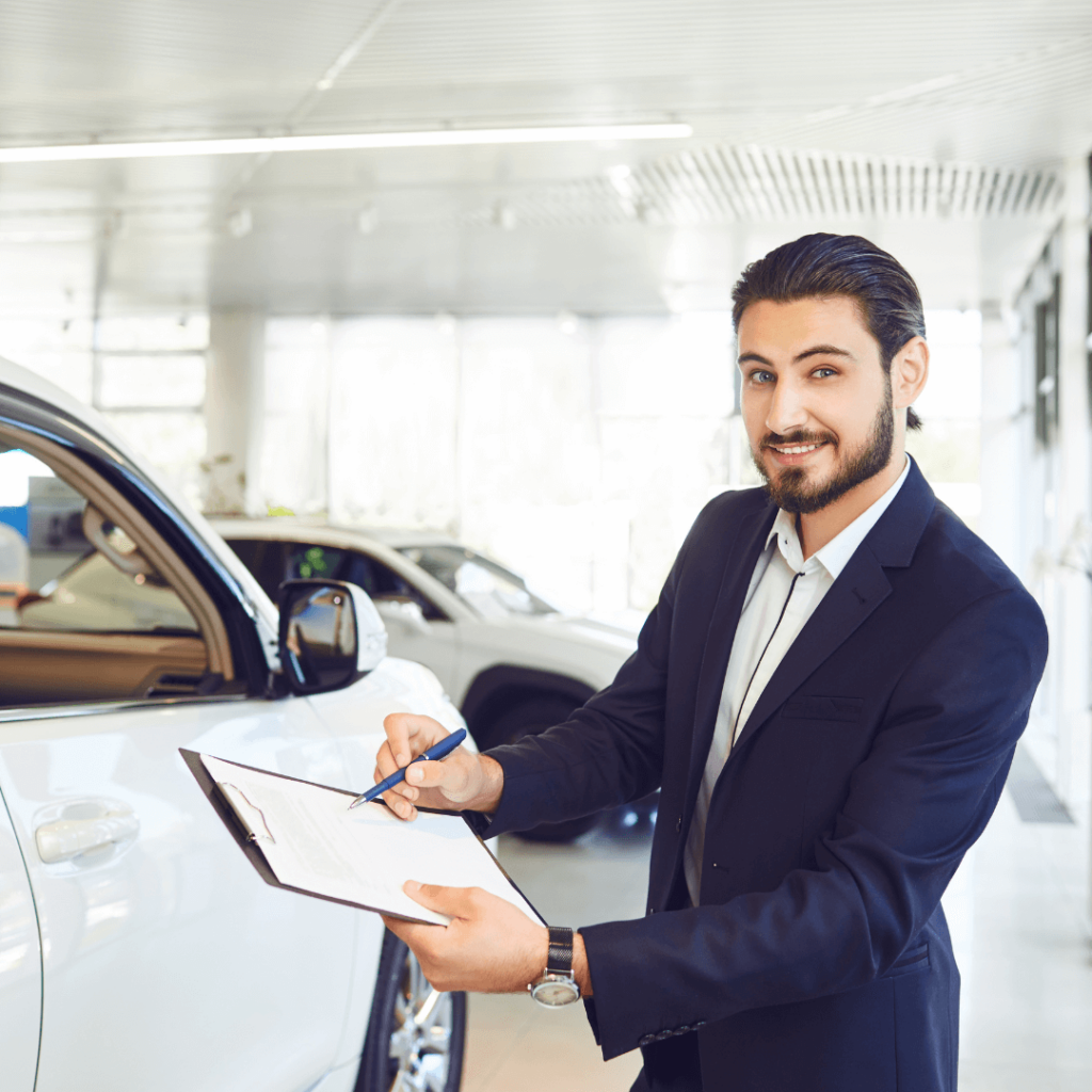 mężczyzna przy samochodzie z dokumentami dealer samochodowy Tłumaczenia dla branży motoryzacyjnej - dogadamycie.pl