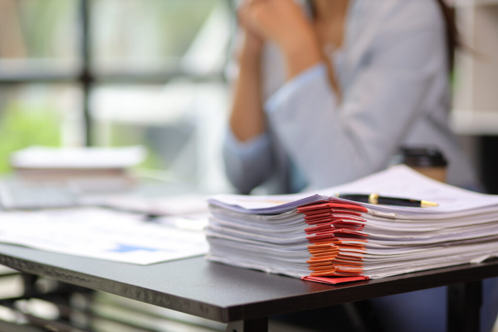 Close-up of company financial reports on secretary desk. Tłumaczenia ubezpieczeniowe - dogadamycie.pl