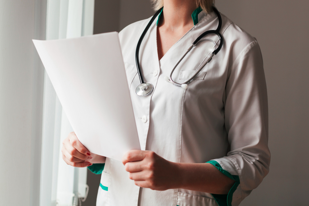 lekarz trzyma dokumenty Tłumaczenia ubezpieczeniowe - dogadamycie.pl